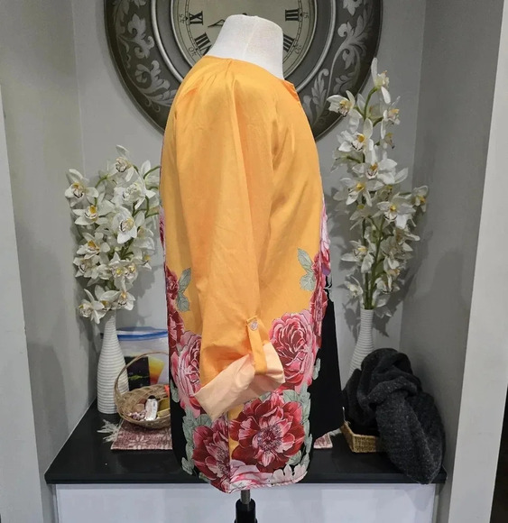 Embrace Bold Style with This Eye-Catching Floral Top - Picture 6 of 7